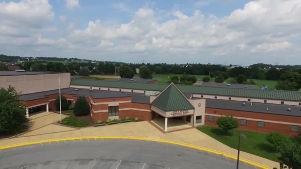 Luchtfoto Van Het Uitpuilen Van Een School Een Zonnige Dag — Stockvideo