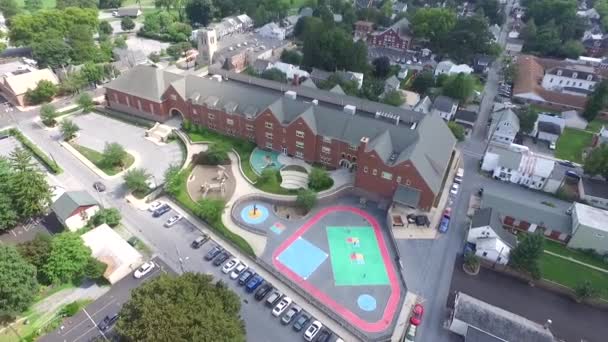 宾夕法尼亚一座有游乐场的旧校舍的空中景观 — 图库视频影像