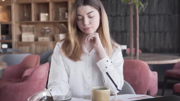 Een Charmante Jongedame Heeft Weinig Ruzie Met Haar Vriend Door — Stockvideo