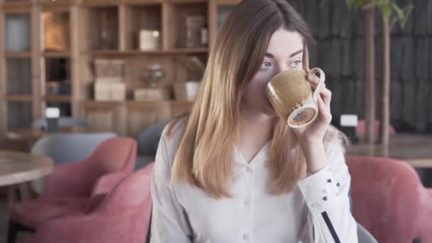 Uma Jovem Menina Bonita Acalma Restaurante Durante Dia Incrível Ela — Vídeo de Stock