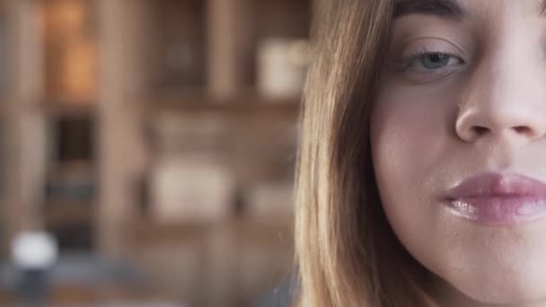 Bir Bayanın Güzel Yüzünün Yakın Plan Videosu Yüzün Sadece Yarısı — Stok video