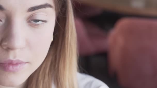Çekici Bir Kızın Yüzünün Yarısının Yakın Plan Videosu Sol Tarafta — Stok video