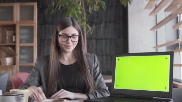 Seorang Wanita Muda Yang Cantik Menunjukkan Kertas Dengan Skema Dan — Stok Video