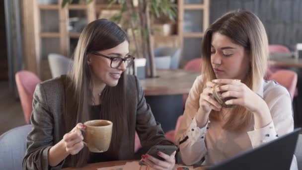 Dos Adorables Mujeres Están Sentadas Café Tomando Uno Ellos Está — Vídeo de stock