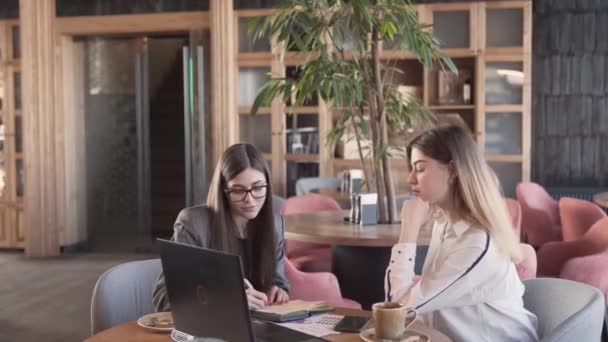 Duas Mulheres Bonitas Estão Sentadas Num Café Negociar Negócios Mulheres — Vídeo de Stock