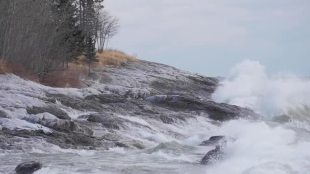Slow Motion Waves Rocky Shoreline — Αρχείο Βίντεο
