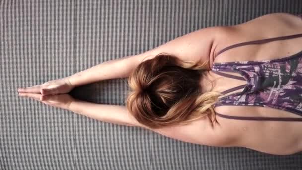 Looking Back Woman Her Hands Clasped Her Yoga Pose Rising — Vídeo de Stock