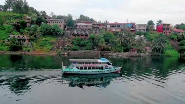 Ferry Crusing Majestic Waters Lake Toba Sumatra — Vídeo de stock