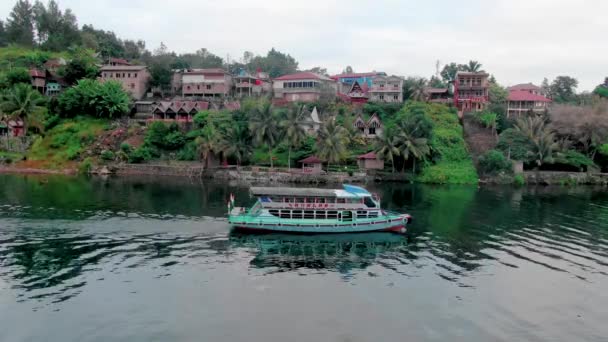 Ferry Clear Waters Lake Toba Sumatra — Αρχείο Βίντεο