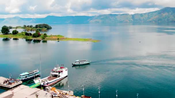 Aerial Footage Dock Clear Waters Lake Toba Sumatra — Vídeos de Stock
