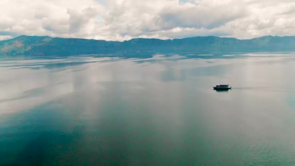 Ferry Cruising Crystal Blue Waters Lake Toba Sumatra — стоковое видео