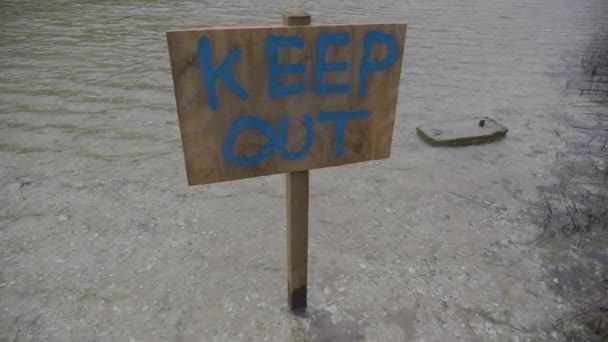 나무는 천천히 호수에 표시를 않는다 — 비디오