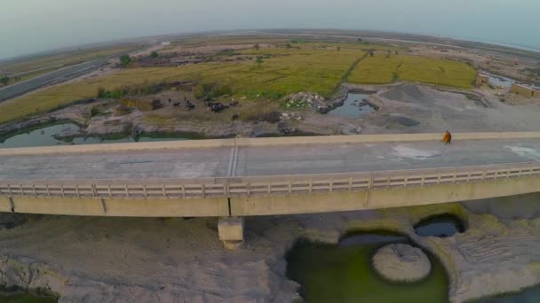 Vue Aérienne Pont Sous Construit Sur Rivière Avec Des Camions — Video