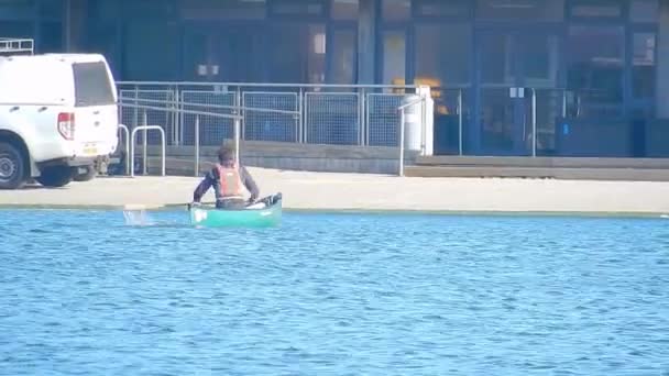 Osoba Kanoe Pádlování Směrem Budově Kancelářského Bloku Jezero Straně Vozidlem — Stock video