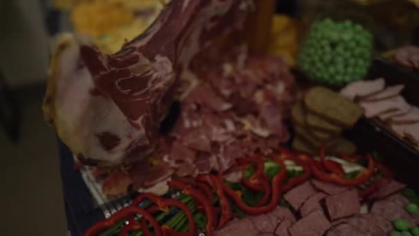 Κοντινό Πλάνο Βίντεο Ενός Εορταστικού Μπουφέ Κρέας Και Τυρί Υπάρχει — Αρχείο Βίντεο