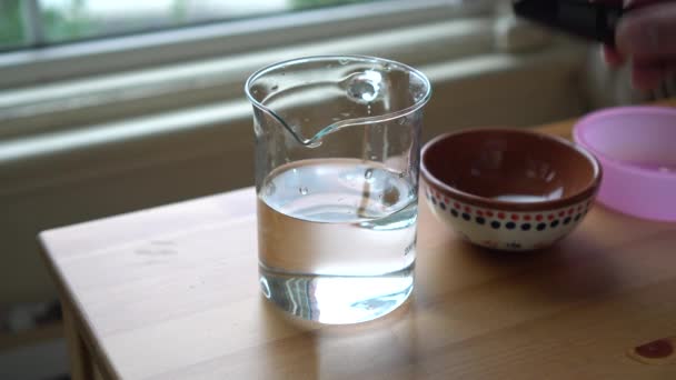 Medir Calor Del Agua Con Termómetro Cocina Una Taza — Vídeo de stock