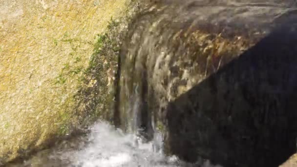 Vista Cerca Del Agua Antiguo Acueducto Árabe España Granada — Vídeos de Stock