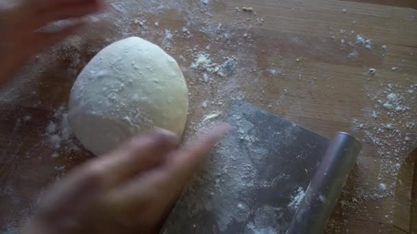 Kucharz Przygotowuje Ciasto Pizzy Rogalików Lub Chleba — Wideo stockowe