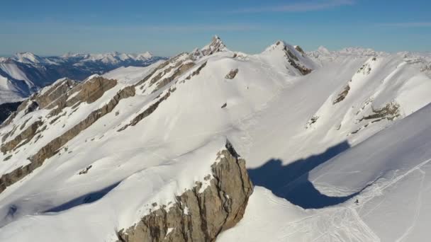 Vista Aérea Voando Longo Montanhas Cobertas Neve Seguida Inclinando Câmera — Vídeo de Stock