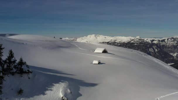 Αεροφωτογραφία Που Πετούν Προς Ένα Χιόνι Κάλυψε Καλύβα Βουνό Στις — Αρχείο Βίντεο