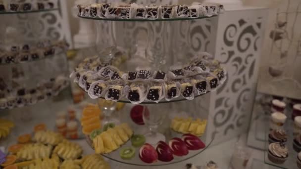 Buffet Doces Frutas Casamento Uma Grande Variedade Doces Frutas Por — Vídeo de Stock