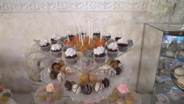 Крупним Планом Відео Шоколадних Тортів Маленьких Кексів Вершків Зефіру Багатьох — стокове відео