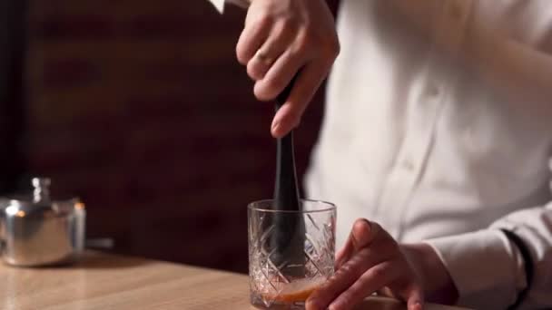 Close Shot Two Professional Bartenders Preparing Drink — Αρχείο Βίντεο