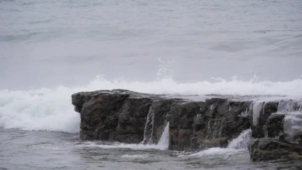 Slow Motion Waves Hitting Rock — Stok video