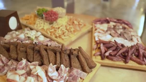 Three Wooden Boards Bread Fat Smoked Meat Cheese Three Glasses — Stockvideo