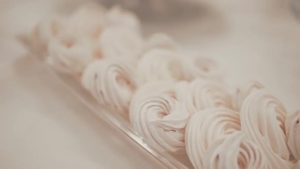 Vídeo Close Rápido Deliciosos Marshmallows Cremosos Artesanais Fundo Está Desfocado — Vídeo de Stock