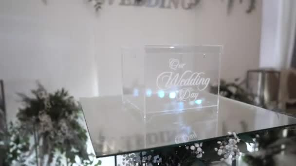결혼식 장식을 비디오 앞쪽에 결혼식 이라는 표지판 정육면체가 잎으로 장식되어 — 비디오