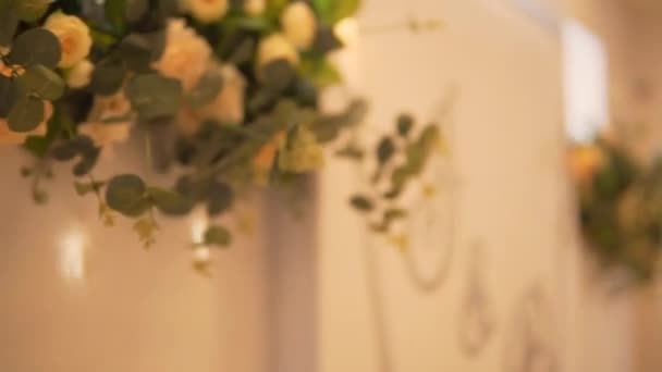 Весільна Фотозона Прикрашена Букетом Троянд Двома Літерами Літери Символізують Перші — стокове відео