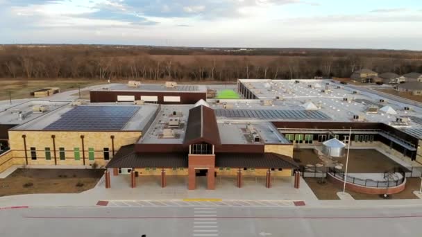 Aerial Pull Back View Green Elementary School Empty Parking Lot — Vídeo de Stock