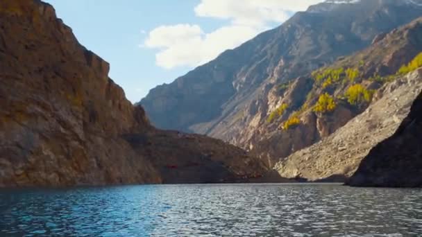 Чудове Блакитне Озеро Оточене Горами Захопленими Снігом Найвидовищніший Вид Гори — стокове відео