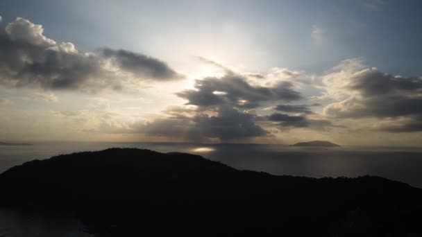 Amanecer Timelapse Con Rayos Sol Través Las Nubes Desde Cima — Vídeos de Stock