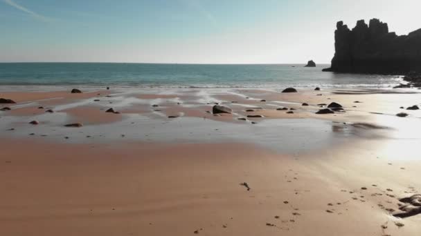 Tiro Aéreo Acima Praia Areia Com Rochas Movendo Para Frente — Vídeo de Stock