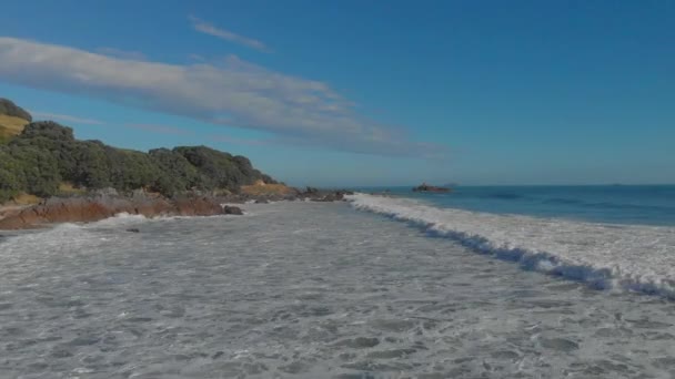 Aerial Fly Surf Mount Maunganui — Stockvideo