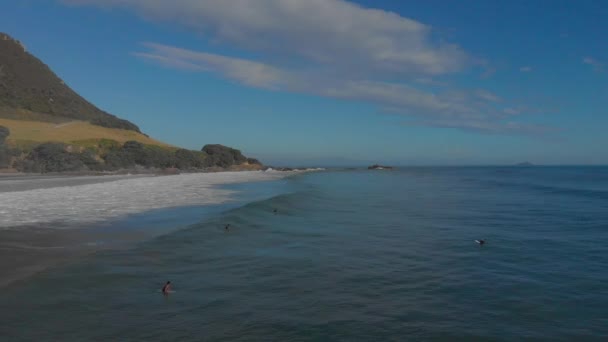 Aerial Surfers Mount Maunganui Beach Nieuw Zeeland — Stockvideo