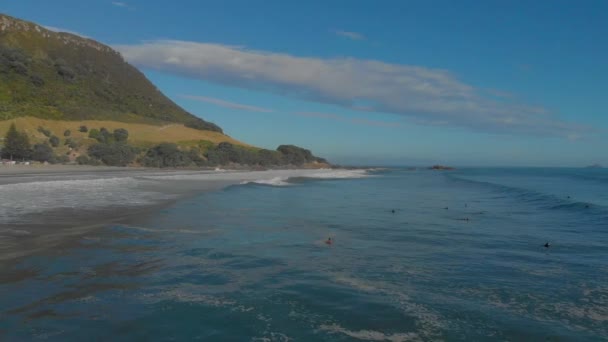 Aerial Surferzy Mount Maunganui Beach Nowa Zelandia — Wideo stockowe