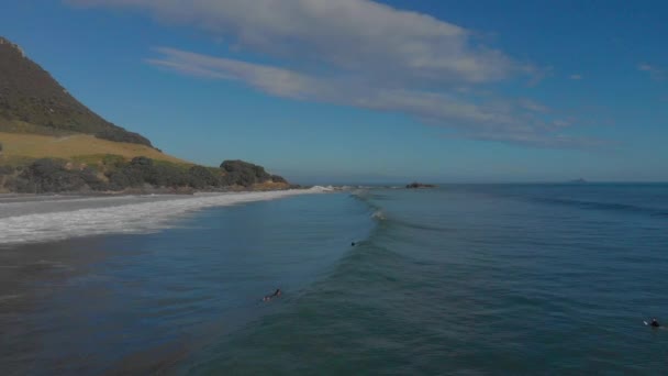 Aerial Surfers Mount Maunganui Beach Nieuw Zeeland — Stockvideo