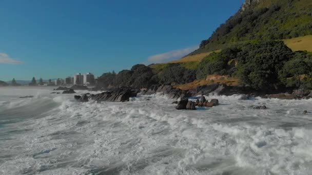 Aeriaal Slow Motion Golven Breken Rotsen Clip Mount Maunganui Beach — Stockvideo