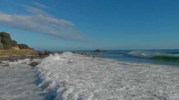 Aerial Slow Motion Waves Breaking Rocks Clip Mount Maunganui Beach — Stockvideo
