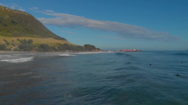 Aerial Surfers Mount Maunganui Beach New Zealand — Stockvideo
