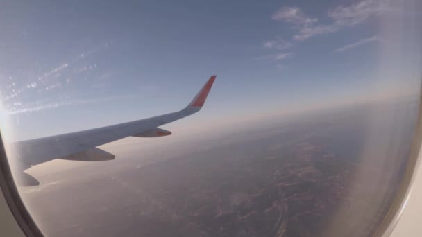 Window Seat Plane Wing Slight Sun Glare Window Flight Land — 图库视频影像
