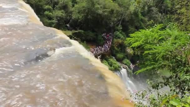 Close Água Que Desce Pela Borda Das Cataratas Iguaçu Argentina — Vídeo de Stock