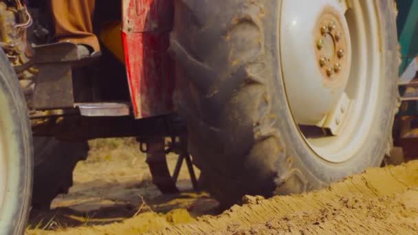 Tractor Chinuind Ferma Sol Unghi Scăzut Închide Vedere Anvelopa Mare — Videoclip de stoc