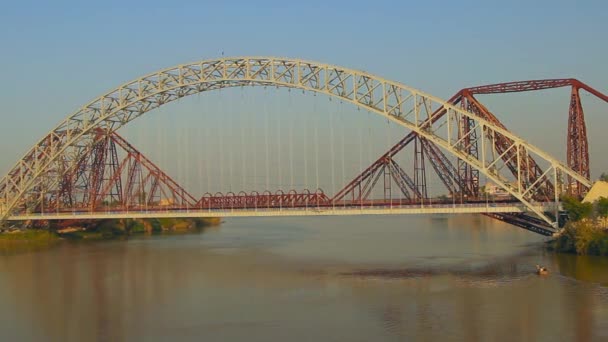 Hermoso Tren Puentes Tráfico Sobre Río Barco Está Pasando Por — Vídeo de stock