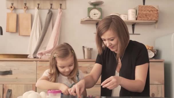 Mother Daughter Sit Workshop Paint Try Open Little Dried Paint — Αρχείο Βίντεο