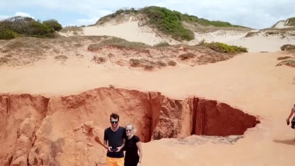 Drone Footage Couple Having Fun Flying Drone Beira Mar Beach — Vídeo de stock