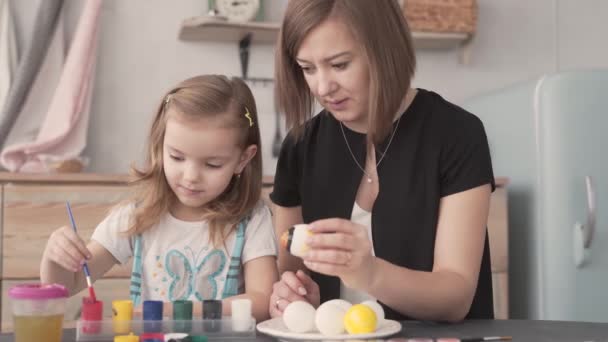 Mother Together Her Lovely Daughter Paint Eggs Easter Using Them — Stockvideo